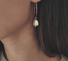 Load image into Gallery viewer, 14Kt Rose Gold Filled Hoop Earrings / Baroque Cream rose Pearl